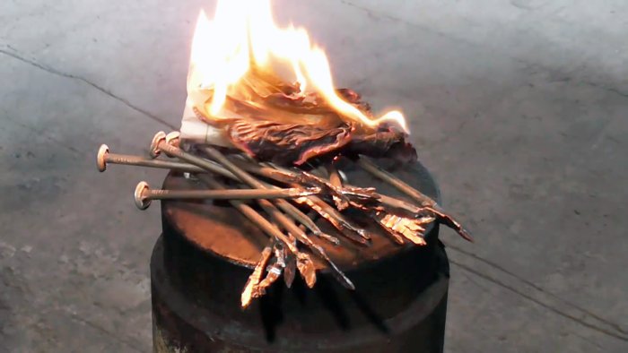 Как разжечь огонь при помощи обычного гвоздя