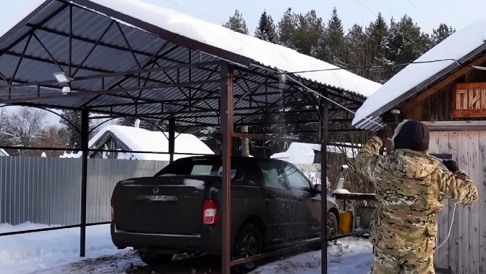 Как почистить снег с высокой крыши обыкновенной веревкой в одиночку
