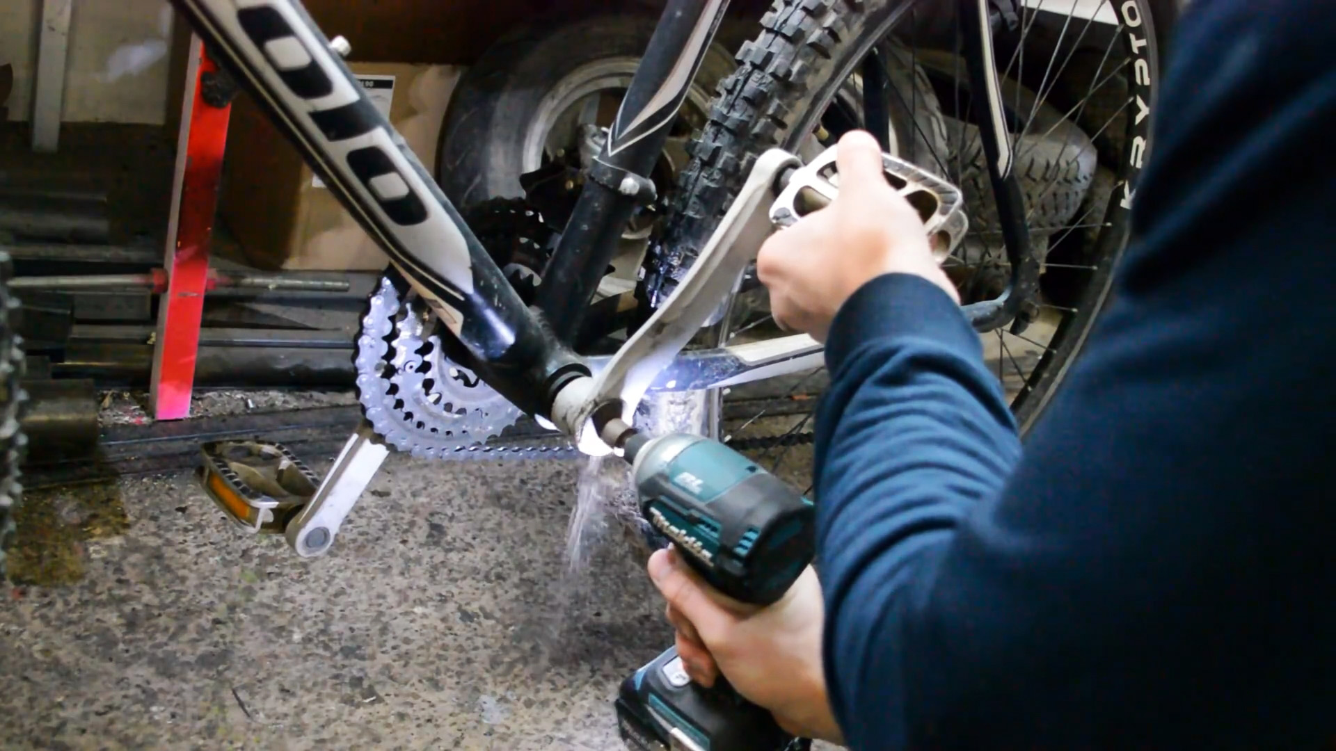 Как на велосипед установить двигатель от триммерной косы