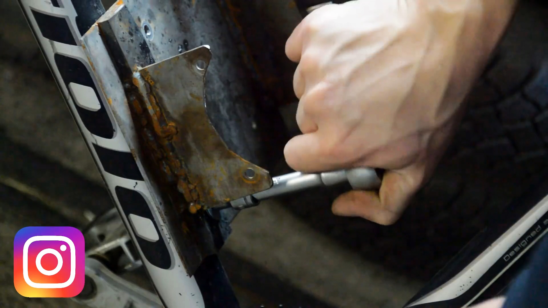 Как на велосипед установить двигатель от триммерной косы