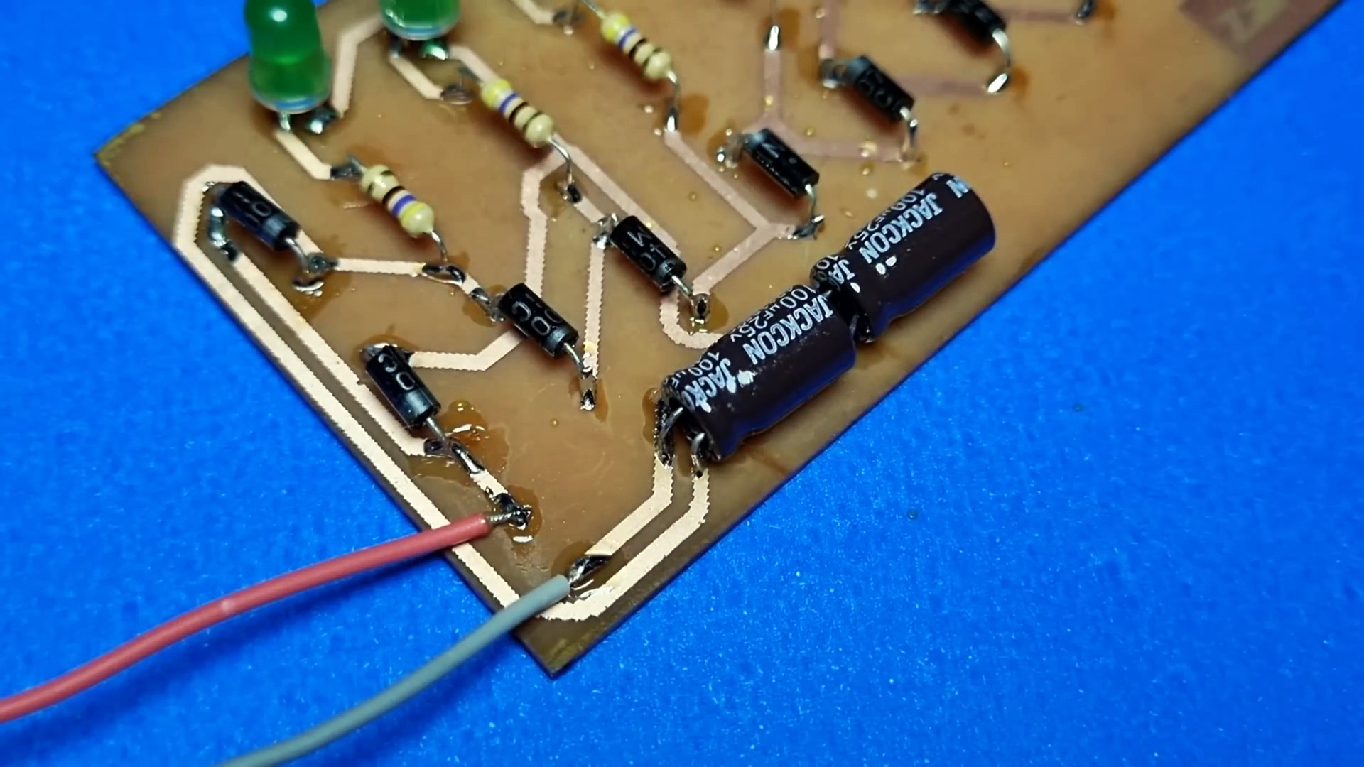 Сверхпростой индикатор уровня без транзисторов и микросхем