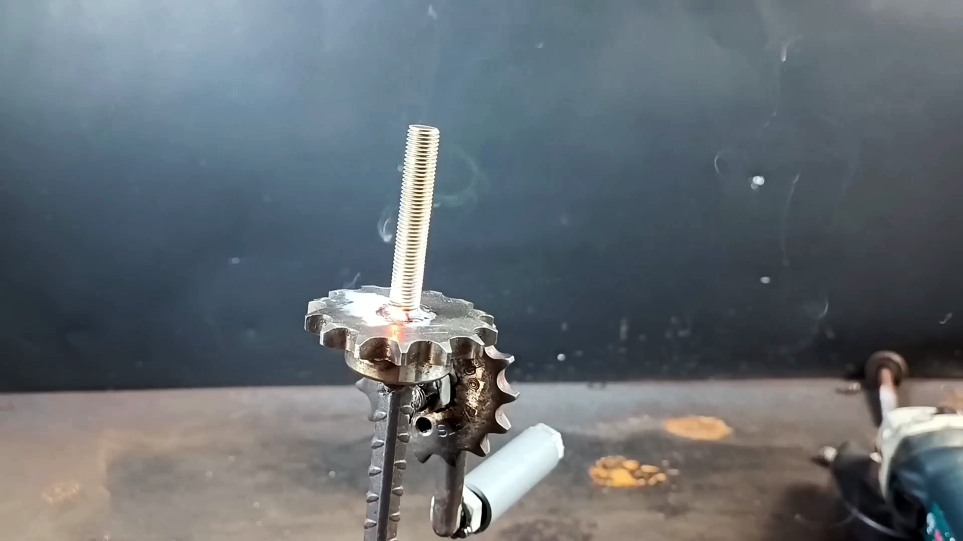 Как сделать ручную мини дрель из пары зубчатых шестерен