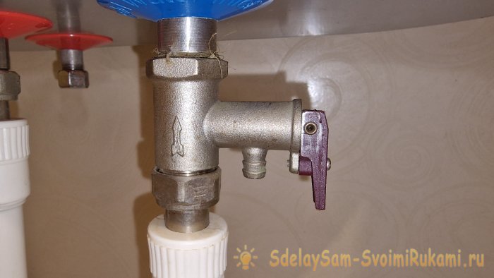 Для чего нужен винтик на предохранительном клапане водонагревателя бойлера