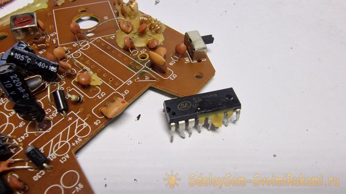 Лайфхак как в 90-е микросхемы выпаивали при помощи шариковой ручки