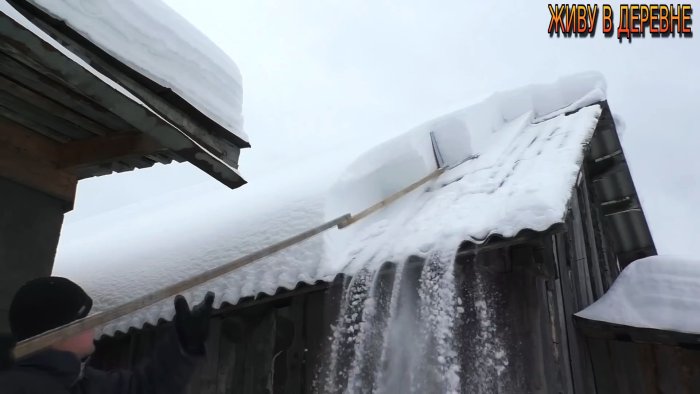 Суперпростое приспособление для чистки снега с крыши