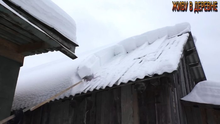 Суперпростое приспособление для чистки снега с крыши