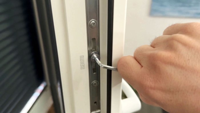 Ручка окна заедает или не закрывается Простое решение