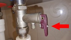 Для чего нужен винт на предохранительном клапане водонагревателя (бойлера)