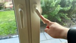 Ручка окна заедает или не закрывается? Простое решение
