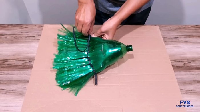 Как сделать метлу из ПЭТ бутылок