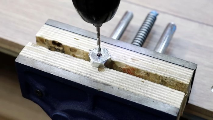 Как просверлить отверстие в болте точно по центру