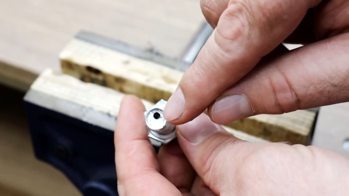 Как просверлить отверстие в болте точно по центру