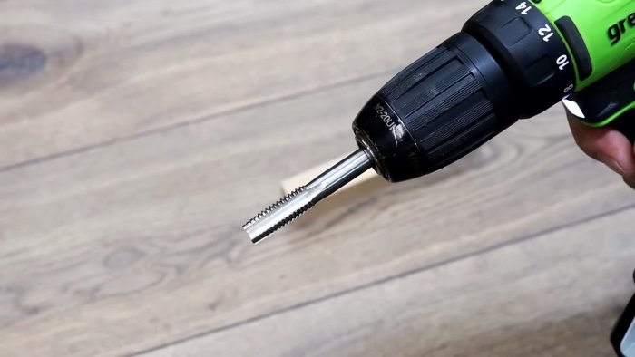 Как просверлить отверстие в болте точно по центру