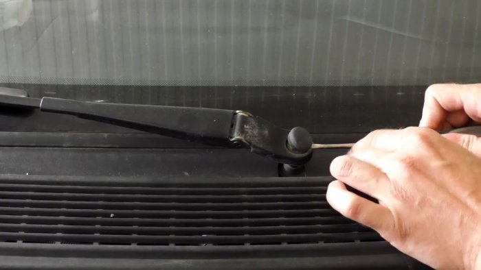 Как снять дворник без съёмника