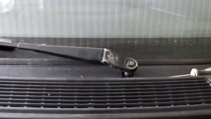 Как снять дворник без съёмника