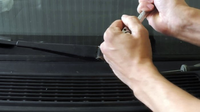 Как снять дворник без съёмника