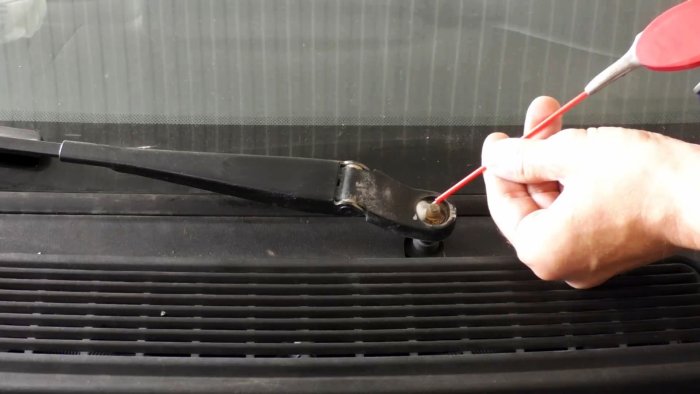 Как снять дворник без съёмника