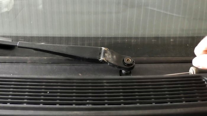 Как снять дворник без съёмника