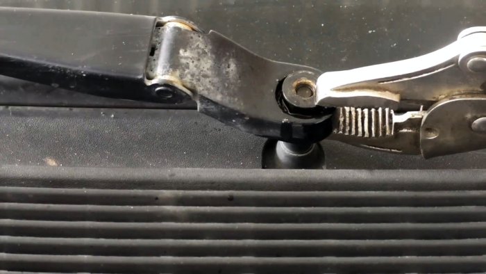 Как снять дворник без съёмника