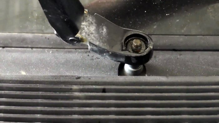 Как снять дворник без съёмника