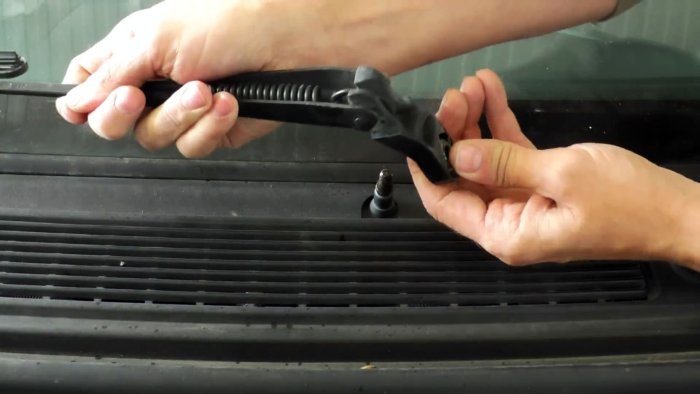 Как снять дворник без съёмника