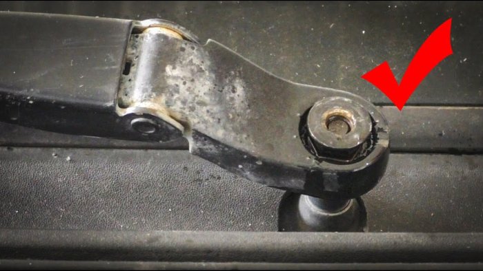 Как снять дворник без съёмника