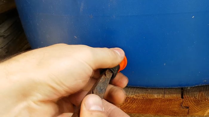 Как установить кран в бочку