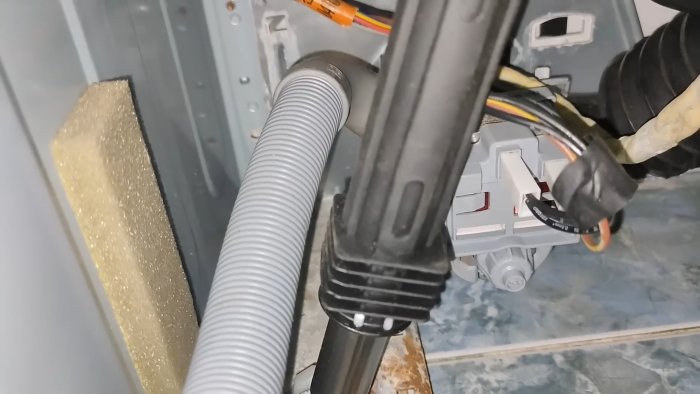 Как устранить стук стиральной машины при отжиме