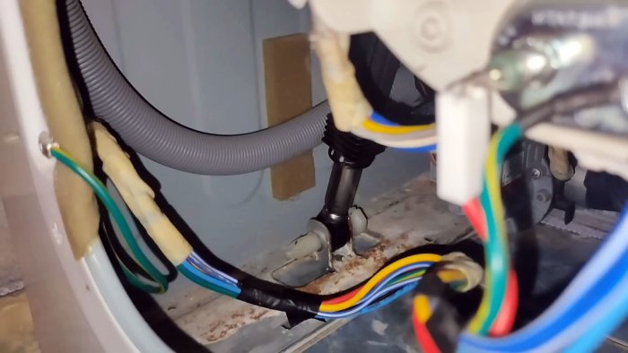 Как устранить стук стиральной машины при отжиме