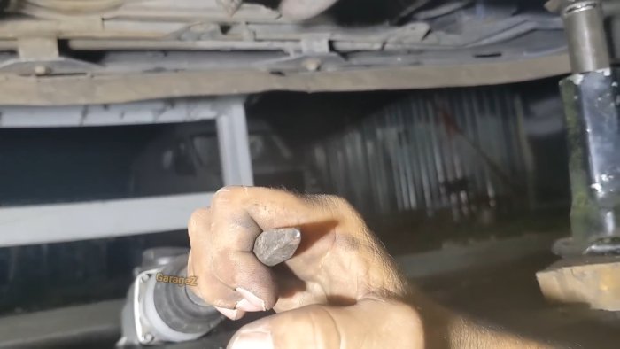 Лайфхак как открутить прикипевшую гайку на выхлопной трубе