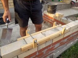 Приспособление для кладки кирпича Приспособление для кладки кирпича