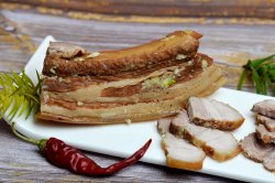Свиная грудинка, вареная в луковой шелухе - аппетитный вид, нежнейший вкус Свиная грудинка, вареная в луковой шелухе - аппетитный вид, нежнейший вкус