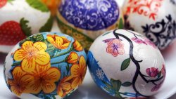 Без наклеек и красителей: копеечный способ украсить яйца на Пасху. Получится у каждого Без наклеек и красителей: копеечный способ украсить яйца на Пасху. Получится у каждого